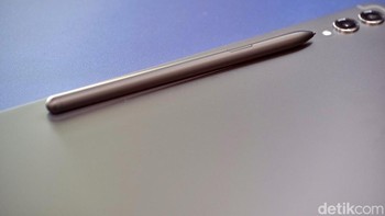 S Pen dapat ditempelkan di bagian belakang untuk diisi ulang baterainya. Foto: Adi Fida Rahman/detikINET