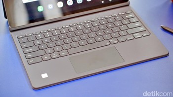 Case keyboard menyediakan touchpad memudahkan navigasi. Foto: Adi Fida Rahman/detikINET