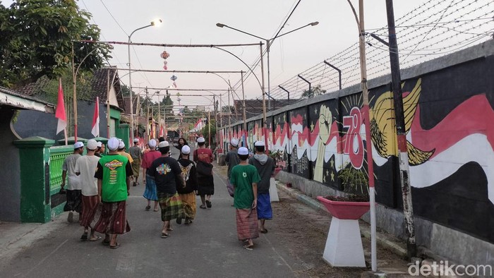 Santri di Probolinggo mural Menyambut HUT RI Ke-78