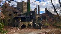 Kedua, ada Elda Castle di New York, Amerika Serikat. Arsitek Lucy Abbott Cate dan suaminya, David Abercrombie memimpikan dan membangun hunian di Ossining yang dibuat dengan batu di atas tanah seluas 50 hektar pada 1927. Hunian itu disebut kastil Elda atau Elda Castle yang merupakan singkatan dari nama keempat anaknya.