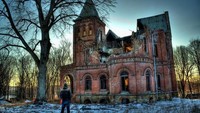 Ketiga, ada Wyndclyffe Mansion di New York, Amerika Serikat. Rumah milik Elizabeth Schermerhorn Jones ini berada di hutan lembah Sungai Hudson di area seluas 80 hektar. Namun, bangunan ini menjadi terbengkalai sejak 1950.