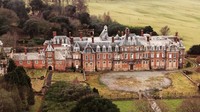 Lalu, ada Kinmel Hall di Inggris. Rumah ini direnovasi oleh W.E Nesfield pada 1870 dan memiliki 365 jendela, 12 pintu masuk, dan 122 kamar. Setelah ditinggalkan oleh pemiliknya, rumah tersebut digunakan untuk berbagai keperluan hingga terbakar pada tahun 1965, yang membuatnya menjadi rumah terbengkalai.