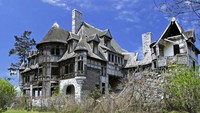 Keenam, ada Carleton Island Villa di New York, Amerika Serikat. Rumah ini berada di dekat Sungai St Lawrence dengan luas area 6,9 hektar dengan pondasi batu dan dinding dari kayu. Rumah itu dibangun oleh William O. Wyckoff melalui Arsitek William Miller pada 1894. Namun, bangunan ini tidak pernah selesai karena istri Wyckoff meninggal sebulan sebelum bangunan jadi dan membuat citra rumah itu menjadi angker.