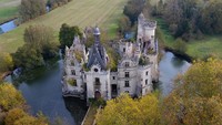 Ketujuh, ada Château de La Mothe-Chandeniers di Prancis. Rumah ini dulunya milik Keluarga Baucay, penguasa Loudon, yang kini menjadi terlantar dan terbengkalai. Bangunan ini beberapa kali pindah kepemilikan, lolos dari penjarahan revolusi Prancis hingga 1932 sebelum api menghabiskan sebagian besar rumah itu.
