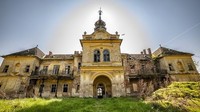 Berikutnya, ada Bissingen Castle di Serbia. Rumah ini terdiri dari satu lantai yang memanjang dan dibangun pada 1859 di Vlajkovac oleh Count György Moconje.