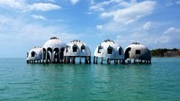Kesembilan, ada Cape Romano Dome House di Florida, Amerika Serikat. Rumah berbentuk kubah ini berada di Ten Thousand Island dan dibangun pada 1981 oleh Bob Lee. Rumah ini awalnya dibangun di pulau lain namun berubah seketika ketika saluran antara Morgan Pass dan Cape Romano terisi.
