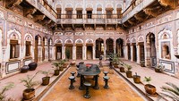 Terakhir, ada Havelis of Shekhawati di India. Shekhawati didirikan oleh Shekhawat Rajputs yang memiliki detail fresco yang membuatnya menarik di mata orang lain. Havelis, rumah tradisional India, ini ditinggalkan oleh pemiliknya karena harus bekerja di kota lain. Kini Havelis of Shekhawati menjadi objek wisata.