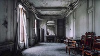 Pertama ada Lynnewood Hall di Pennsylvania, Amerika Serikat. Rumah bergaya neo-klasik yang dibangun di Elkins Park sekitar tahun 1897-1900 ini untuk salah satu orang terkaya Amerika dan kolektor seni, Peter Anel Browne Widener. Rumah ini dirancang oleh Arsitek Horace Trumbauer dengan 110 kamar di atas lahan seluas 70.000 kaki persegi. Kemegahan, detail yang rumit, furnitur yang elegan, dan koleksi seni rumah yang sangat besar, menjadikannya salah satu rumah bersejarah terbesar di Amerika. Namun, rumah ini ditinggalkan oleh sang empunya setelah keluarganya meninggal dunia.