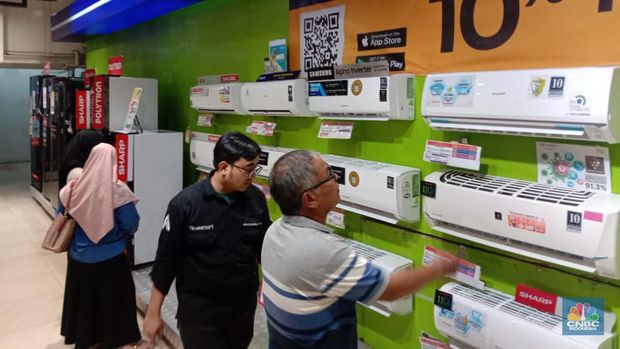 Sejumlah pengunjung melihat Air Conditioner (AC) selama promo yang kembali hadir di Transmart menghadirkan full day sale dengan tajuk Merdeka Belanja. (CNBC Indonessia/Eqqi Syahputra)