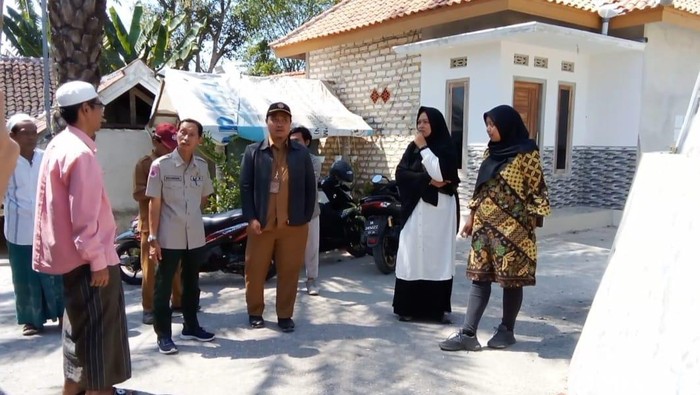 Sejumlah warga di Desa Moncek Tengah kembali beraktivias secara normal.