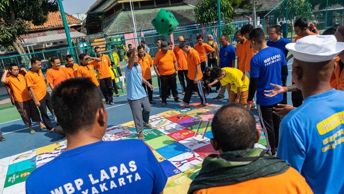 Warga Binaan Pemasyarakatan (WBP) Lapas Kelas IIA Yogyakarta mengikuti perlombaan Ular Tangga Pancasila dalam rangka memperingati HUT ke-78 Kemerdekaan RI di   Lapas Kelas IIA , Wirogunan, Yogyakarta, Selasa (15/8/2023). Perlombaan Ular Tangga Pancasila yang diikuti oleh puluhan WBP tersebut guna meningkatkan rasa nasionalisme serta menyemarakan  HUT ke-78 Kemerdekaan RI. ANTARA FOTO/Andreas Fitri Atmoko/foc.
