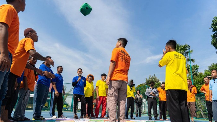 Seru! Warga Binaan Ikuti Lomba Ular Tangga Pancasila Warga Binaan Pemasyarakatan (WBP) Lapas Kelas IIA Yogyakarta mengikuti perlombaan Ular Tangga Pancasila dalam rangka memperingati HUT ke-78 Kemerdekaan RI di Lapas Kelas IIA , Wirogunan, Yogyakarta, Selasa (15/8/2023). Perlombaan Ular Tangga Pancasila yang diikuti oleh puluhan WBP tersebut guna meningkatkan rasa nasionalisme serta menyemarakan HUT ke-78 Kemerdekaan RI. ANTARA FOTO/Andreas Fitri Atmoko/foc.