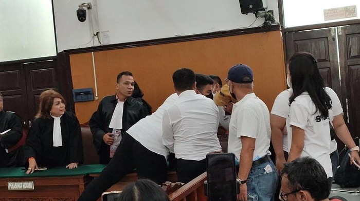 Shane Lukas peluk ayahnya usai sidang (Wilda/detikcom)