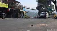 Ruas Jl Ir. H. Juanda atau Jl Dago yang sempat diblokir warga malam tadi, sudah bisa dilalui kendaraan kembali. (Foto: Bima Bagaskara/detikJabar).