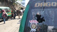 Kaca mobil angkot milik seorang warga pecah imbas bentrokan yang terjadi Senin malam. (Foto: Bima Bagaskara/detikJabar).