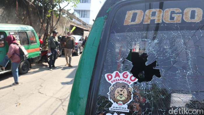 Sisa-sisa bentrok warga vs polisi di Dago Elos Bandung.