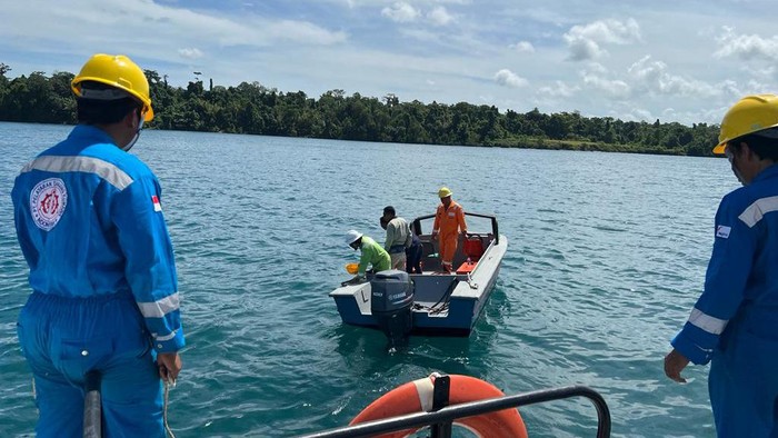 Polairud Polda Papua Barat melakukan pemeriksaan di lokasi tabrakan Kapal Perintis KM EL 3 dengan KM Sinar Teluk Bintuni.