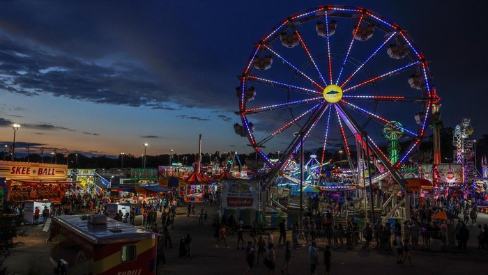Suasana Meriah Karnaval Terbesar di Iowa AS Fairgoers attend the Iowa State Fair in Des Moines, Iowa, U.S., August 13, 2023. REUTERS/Evelyn Hockstein