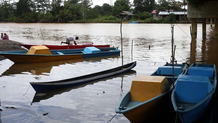 Sungai Sagea di Halmahera Tengah tercemar Nelayan membersihkan perahunya di Sungai Sagea, Desa Sagea, Kabupaten Halmahera Tengah, Maluku Utara, Selasa (15/8/2023). Sungai Sagea dengan panjang 7.476 kilometer dan menjadi jalur menuju objek wisata Goa Boki Maruru itu kondisi airnya berubah warna menjadi keruh akibat tercemar sedimentasi yang diduga berasal dari aktivitas pertambangan, sehingga menyebabkan warga tidak bisa lagi memanfaatkan air sungai untuk kebutuhan sehari-hari .ANTARA FOTO/Adlun fikri/ans/rwa.