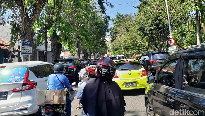 surabaya macet dampak demo di balai kota