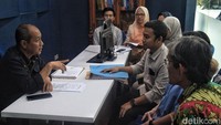 Ia bersama Masyarakat Peduli Keterwakilan Perempuan mengadukan Komisi Pemilihan Umum ke DKPP atas dugaan pelanggaran kode etik penyelenggaraan pemilu.