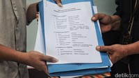 Pengadu menilai pasal tersebut mengurangi komposisi 30 persen Keterwakilan Perempuan seperti diamanatkan konstitusi. KPU yang berjanji akan mengubah, sampai detik ini tidak mengubah.