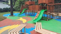 Taman ini juga sangat ramah untuk teman-teman penyandang disabilitas. Ditambah dengan fasilitas umum seperti taman bermain anak yang disesuaikan dengan model montessori. Foto: Putu Intan/detikcom