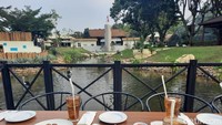 Tak hanya sebagai tempat konservasi satwa dan wisata edukasi, Taman Burung Jagat Satwa Nusantara juga menawarkan pengunjung untuk merasakan sensasi unik menikmati hidangan makanan dan minuman di dalam Gua Bantimurung yang menakjubkan. Foto: Putu Intan/detikcom