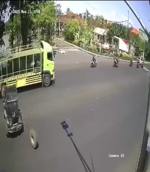 Tangkapan layar sebuah vidio viral yang memperlihatkan ban mobil masyarakat yang terlepas saat melintas di traffick light Pos Sudirman Dewata, Kecamatan Jembrana, Kabupaten Jembrana, Selasa (15/8/2023).