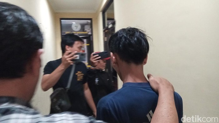 Tersangka penusuk siswi SMA Mandirancan berinisial R saat diperiksa penyidik Unit PPA Satreskrim Polres Kuningan.