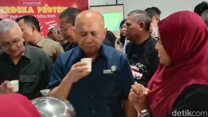 Teten Masduki meninjau produk hilirisasi bahan baku ikan