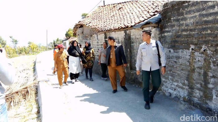 Tim ITN Malang yang melakukan survei geolistrik untuk mengukur hambatan listrik pada bebatuan karst di sumber bunyi misterius.