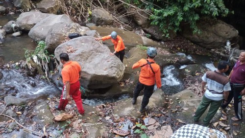 Tim SAR gabungan mencari lansia hilang dan diduga jatuh ke jurang di Dusun Pondok, Desa Petandakan, Kecamatan/Kabupaten Buleleng, Bali, Selasa (15/8/2023). (Dok. Basarnas Bali)