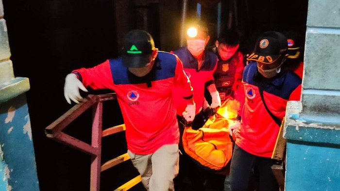 Tim SAR mengevakuasi jasad ASN rombongan Gubernur Kaltara yang tewas tenggelam di sungai.