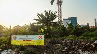 Spanduk larangan membuang dan membakar sampah terpasang di tempat pembuangan sampah (TPS) ilegal di belakang Rumah Sakit Umum (RSU) Kota Tangerang Selatan (Tangsel), Pamulang, Selasa (15/8/2023). (Foto: Andhika Prasetia/detikcom)