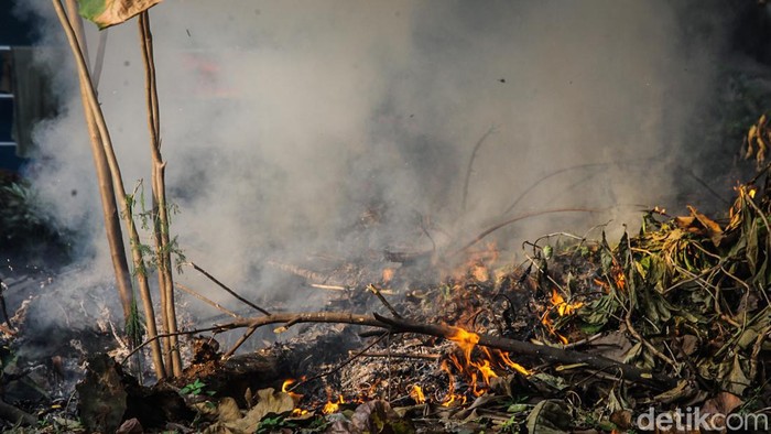 Spanduk larangan membakar sampah terpasang di TPS ilegal belakang RSU Tangsel, Pamulang, Selasa (15/8/2023).