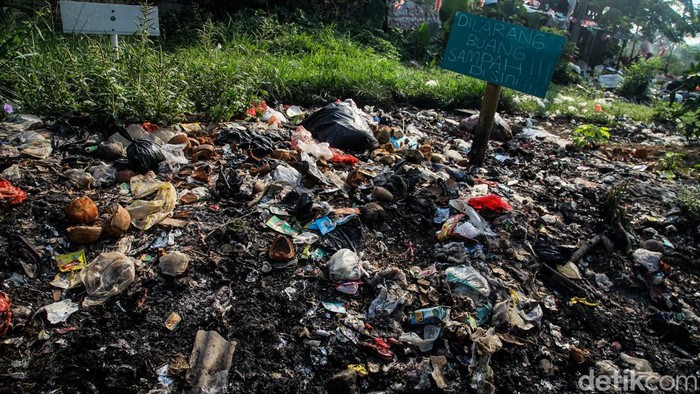 Spanduk larangan membakar sampah terpasang di TPS ilegal belakang RSU Tangsel, Pamulang, Selasa (15/8/2023).