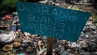 Pembakaran sampah liar masih marak di Tangsel, khususnya di daerah perkampungan. Biasanya warga membakar sampah saat langit masih gelap.  (Foto: Andhika Prasetia/detikcom)