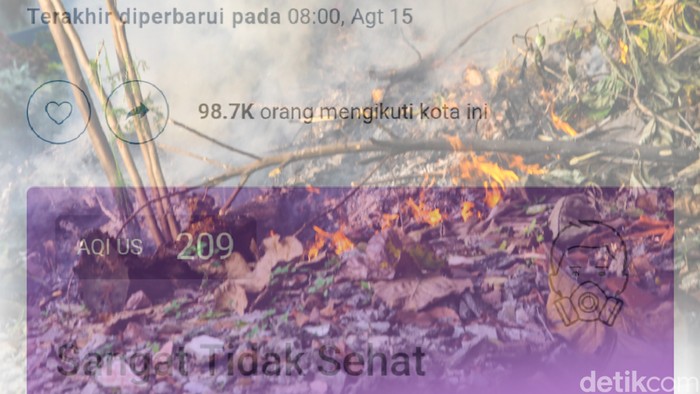 Spanduk larangan membakar sampah terpasang di TPS ilegal belakang RSU Tangsel, Pamulang, Selasa (15/8/2023).