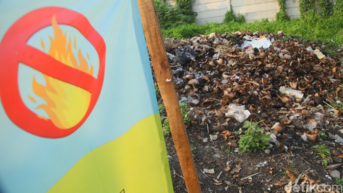 Spanduk larangan membakar sampah terpasang di TPS ilegal belakang RSU Tangsel, Pamulang, Selasa (15/8/2023).