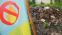 Dalam aturan, pelanggar bakal didenda Rp 50.000 dan pidana kurungan paling lama 3 bulan/dan paling tinggi Rp 50 juta bagi warga yang membakar sampah sembarangan. Tapi, apa iya aturan tersebut sudah ditegakkan? (Foto: Andhika Prasetia/detikcom)