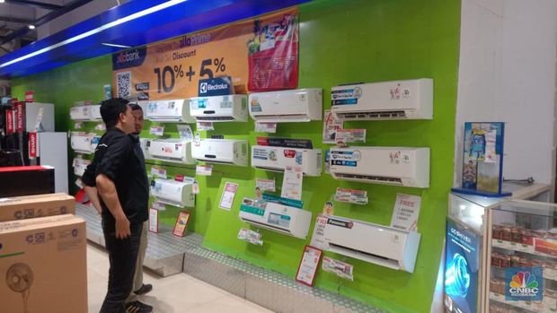 Transmart kembali menghadirkan full day sale dengan tajuk Merdeka Belanja. Salah satu barang elektronik dengan harga miring yang jadi incaran para pelanggan adalah Air Conditioner (AC). (CNBC Indonesia/Eqqi Syahputra)