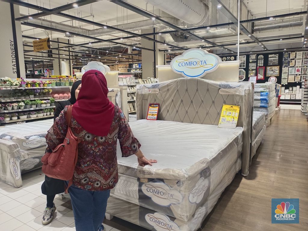 Transmart kembali menghadirkan full day sale dengan tajuk Merdeka Belanja. Salah satunya produk satu set kasur chamoplus Comforta, yang terdiri dari headboard, dipan, kasur dengan memogel, 2 bantal, 2 guling dan 1 matras protektor. (CNBC Indonesia/Martyasari Rizky)