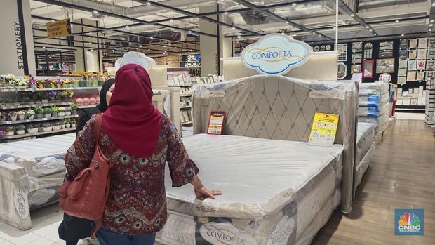 Transmart kembali menghadirkan full day sale dengan tajuk Merdeka Belanja. Salah satunya produk satu set kasur chamoplus Comforta, yang terdiri dari headboard, dipan, kasur dengan memogel, 2 bantal, 2 guling dan 1 matras protektor. (CNBC Indonesia/Martyasari Rizky)
