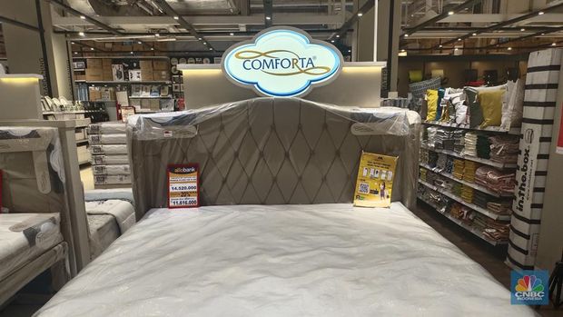 Transmart kembali menghadirkan full day sale dengan tajuk Merdeka Belanja. Salah satunya produk satu set kasur chamoplus Comforta, yang terdiri dari headboard, dipan, kasur dengan memogel, 2 bantal, 2 guling dan 1 matras protektor. (CNBC Indonesia/Martyasari Rizky)
