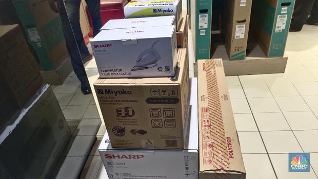 Transmart kembali menghadirkan full day sale dengan tajuk Merdeka Belanja. Sejumlah pelanggan terpantau tengah memborong barang elektronik hingga perlengkapan rumah tangga. (CNBC Indonesia/Martyasari Rizky)