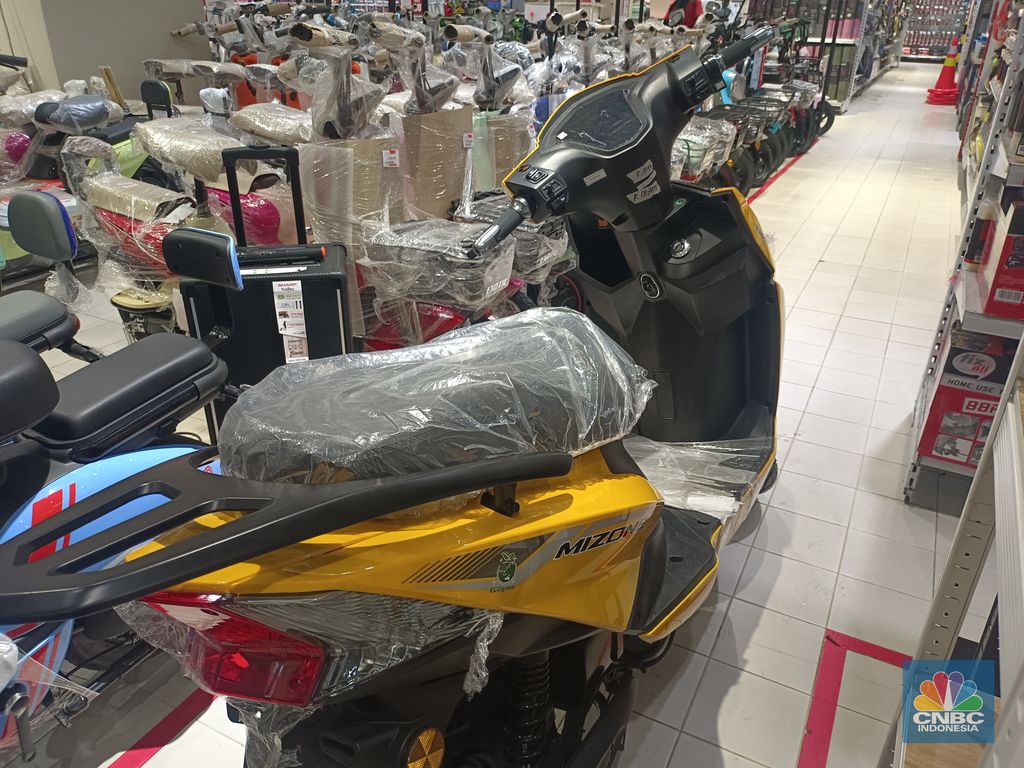 Transmart Kota Kasablanka, Jakarta Selatan, tak hanya produk elektronik saja yang laris diborong pelanggan, ternyata motor listrik juga menjadi incaran pelanggan Transmart Full Day Sale hari ini. (CNBC Indonesia/Martyasari Rizky)
