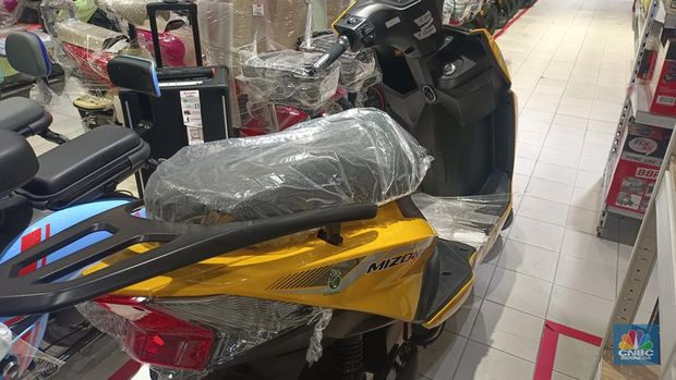 Transmart Kota Kasablanka, Jakarta Selatan, tak hanya produk elektronik saja yang laris diborong pelanggan, ternyata motor listrik juga menjadi incaran pelanggan Transmart Full Day Sale hari ini. (CNBC Indonesia/Martyasari Rizky)