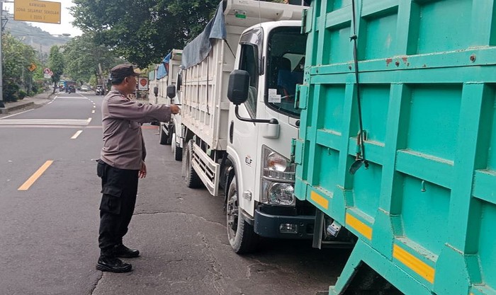 Polisi menertibkan sopir truk yang parkir di sekitar objek wisata Candidasa beberapa waktu lalu.
