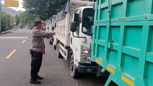 Polisi menertibkan sopir truk yang parkir di sekitar objek wisata Candidasa beberapa waktu lalu.